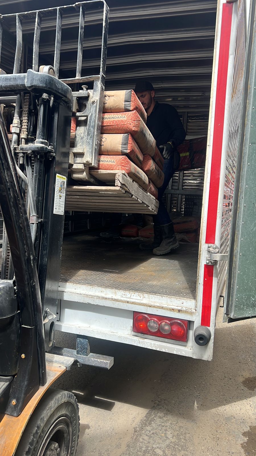 Cargue de materiales en furgón TR4K para BTS Autovia