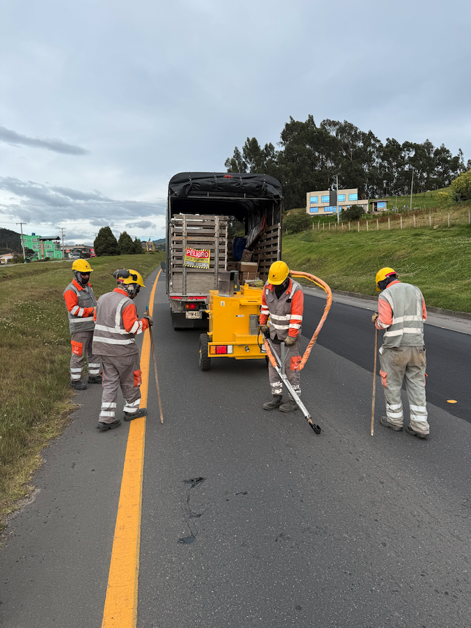 Cuadrilla TR4K en sellado de fisuras en BTS Autovia